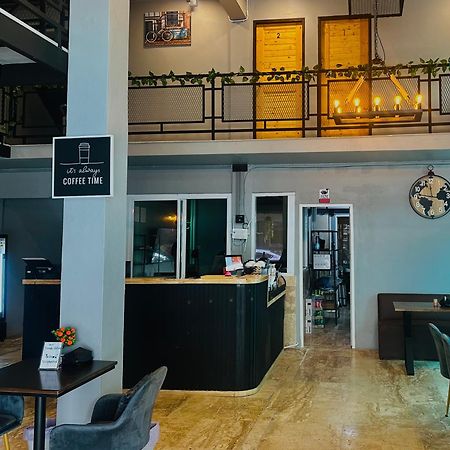 Champagne Hostel & Cafe Паттайя Экстерьер фото