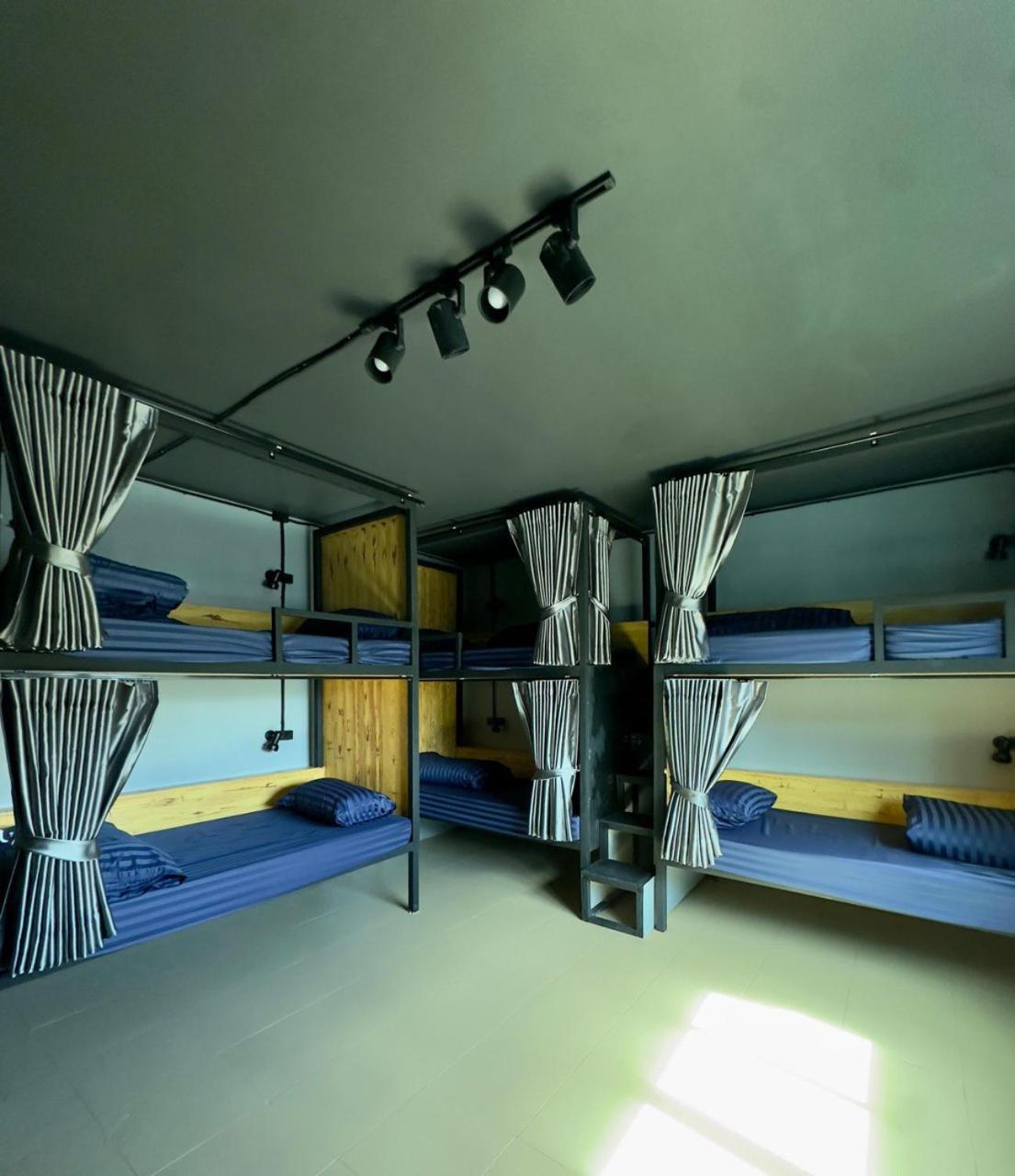 Champagne Hostel & Cafe Паттайя Экстерьер фото