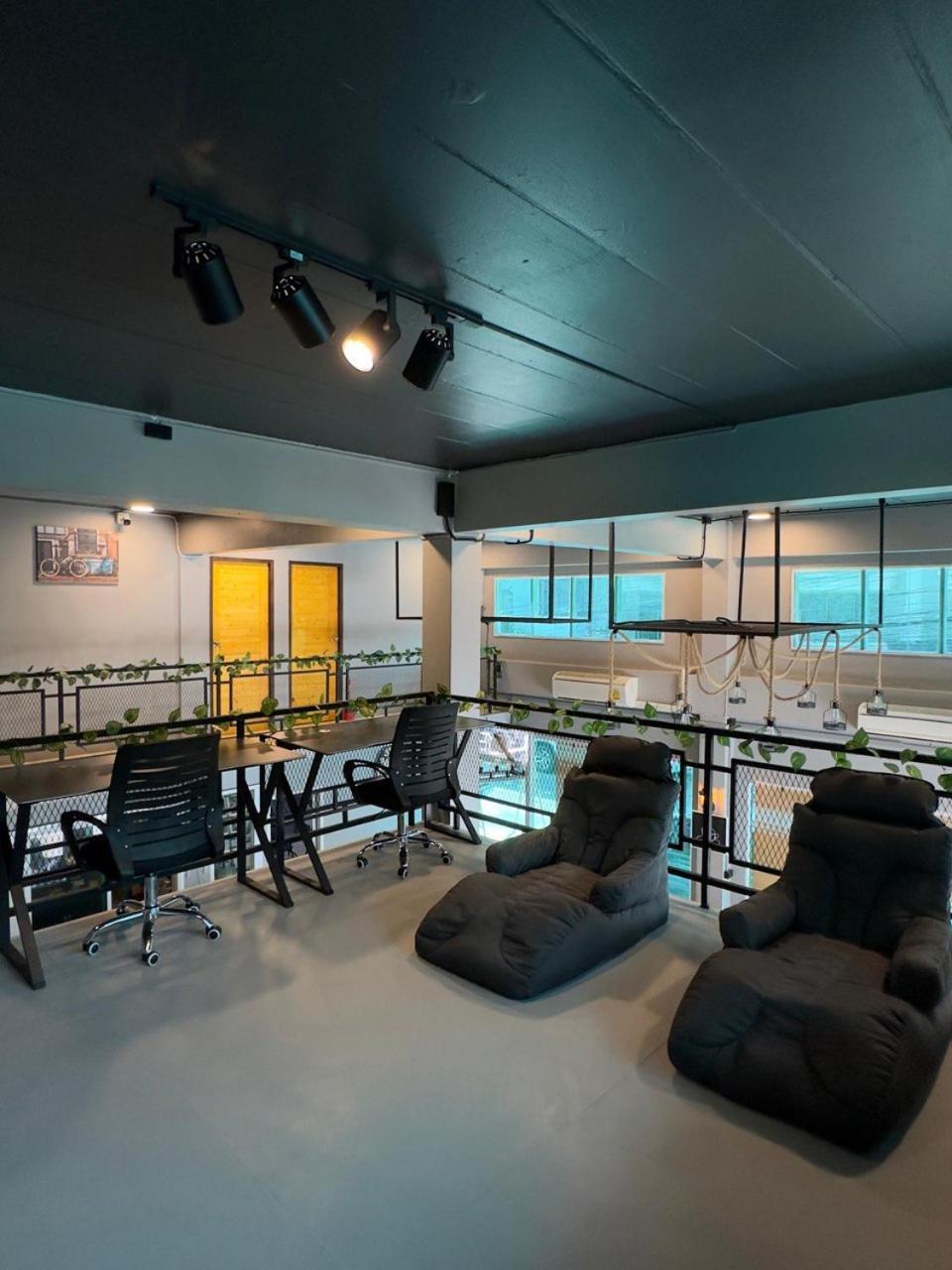 Champagne Hostel & Cafe Паттайя Экстерьер фото