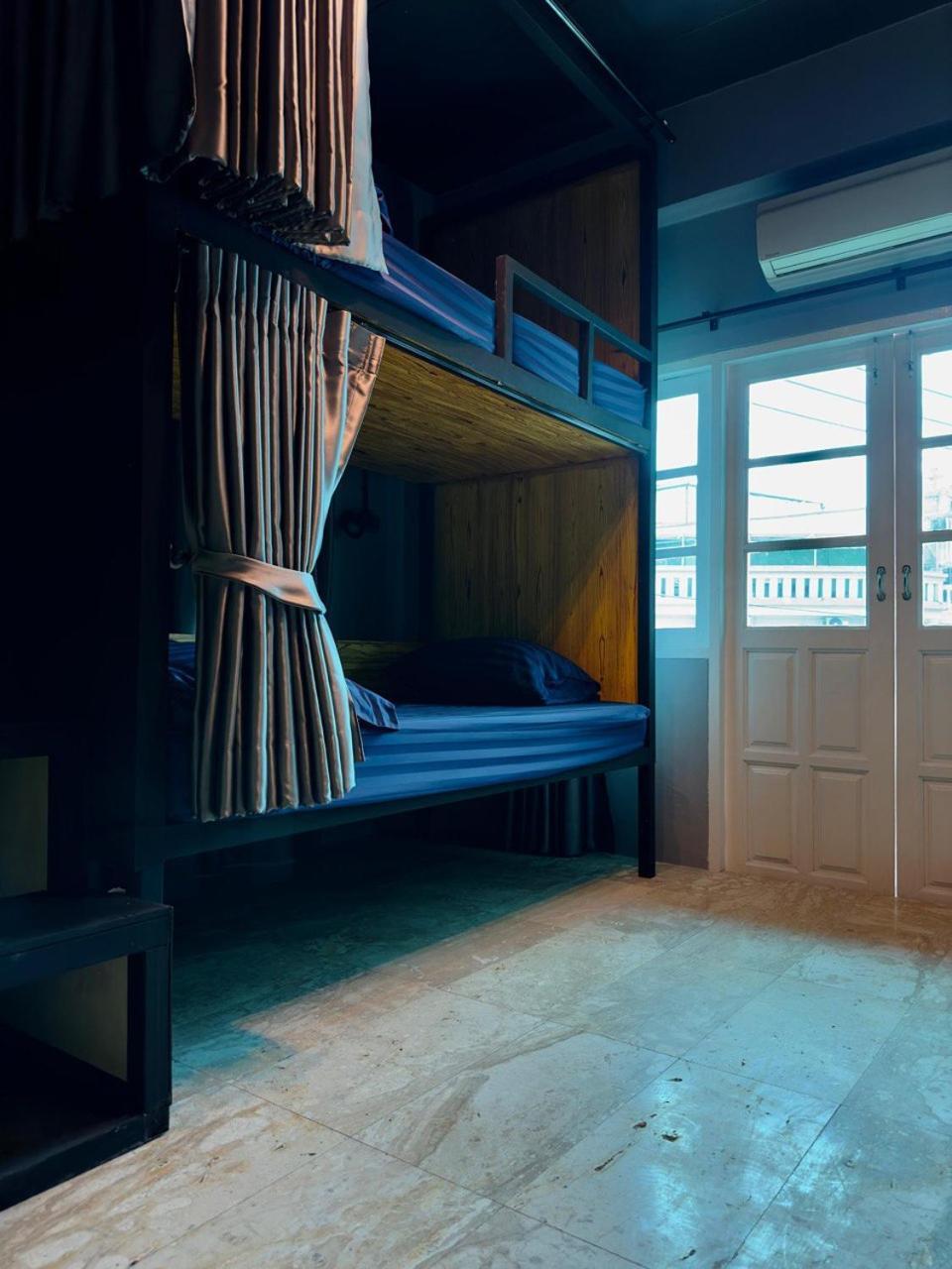 Champagne Hostel & Cafe Паттайя Экстерьер фото