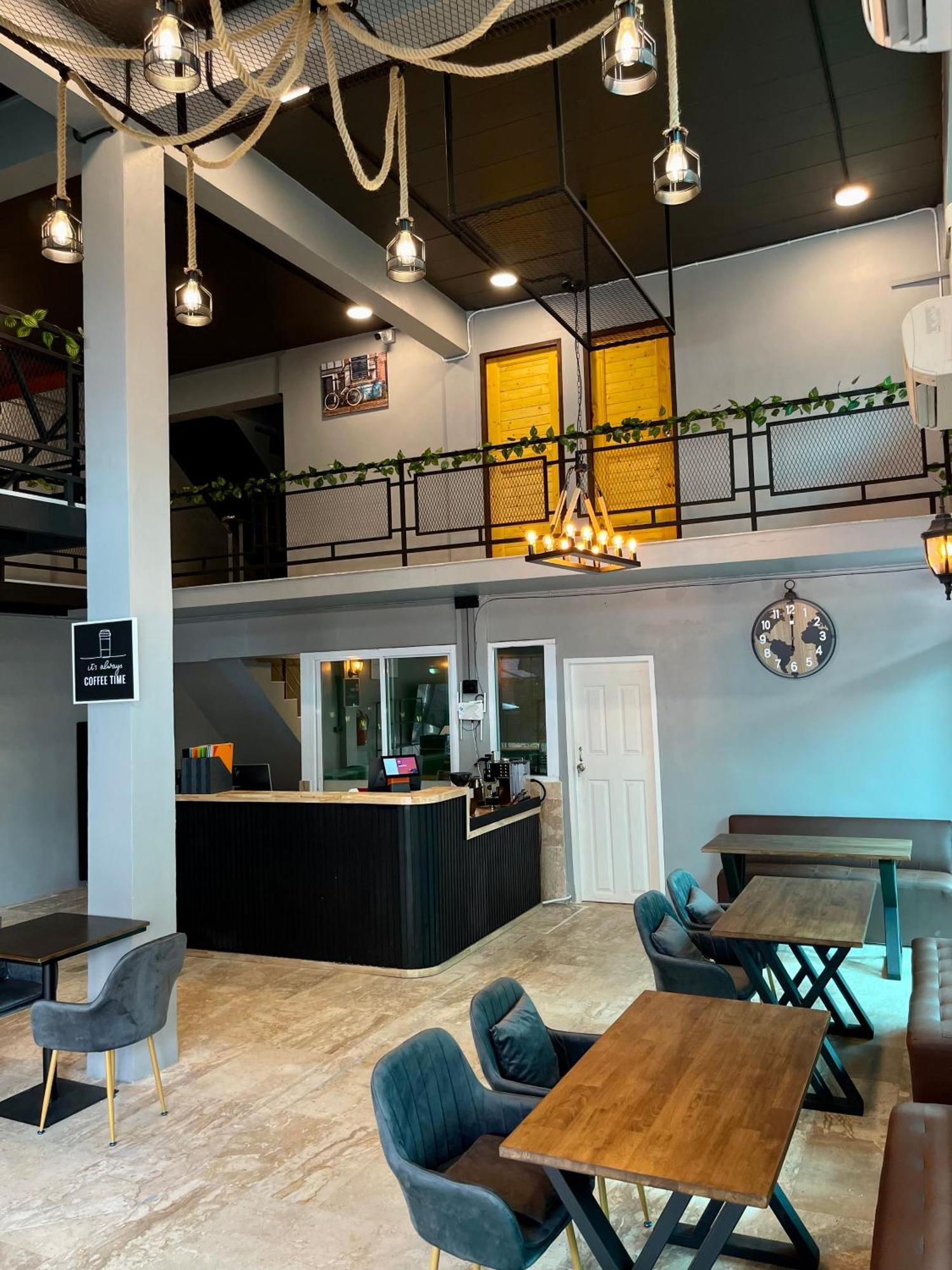 Friends Station Tukkom Hostel & Cafe Паттайя Экстерьер фото