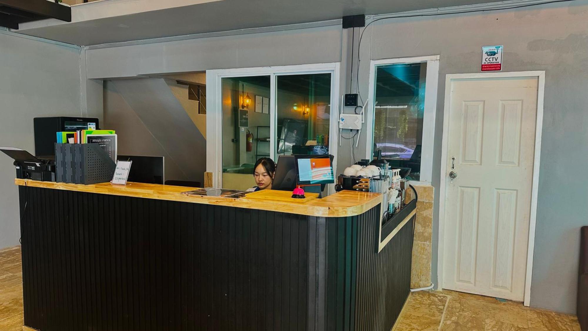 Champagne Hostel & Cafe Паттайя Экстерьер фото
