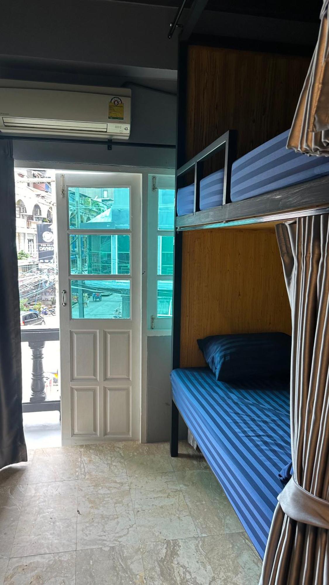 Champagne Hostel & Cafe Паттайя Экстерьер фото