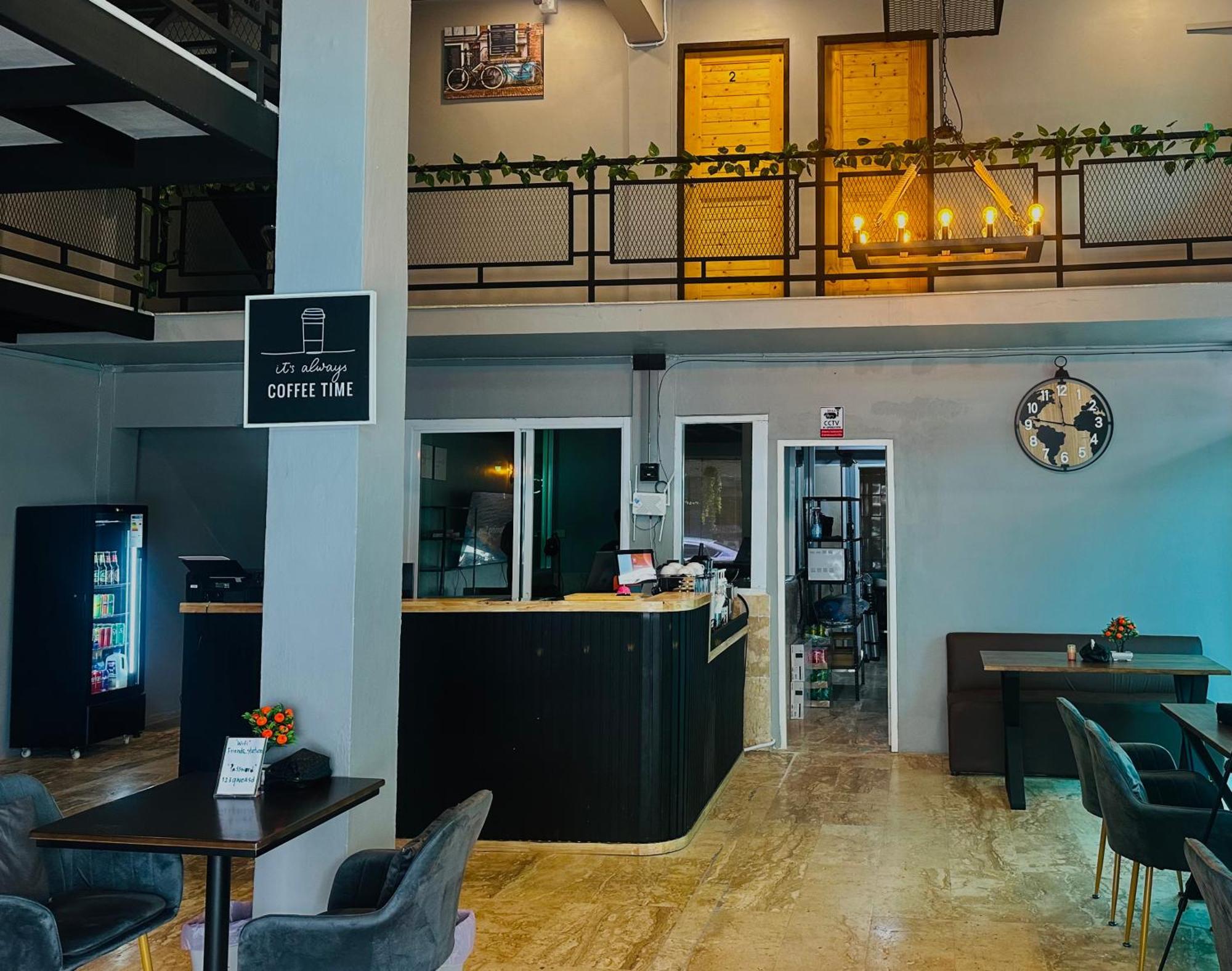 Champagne Hostel & Cafe Паттайя Экстерьер фото