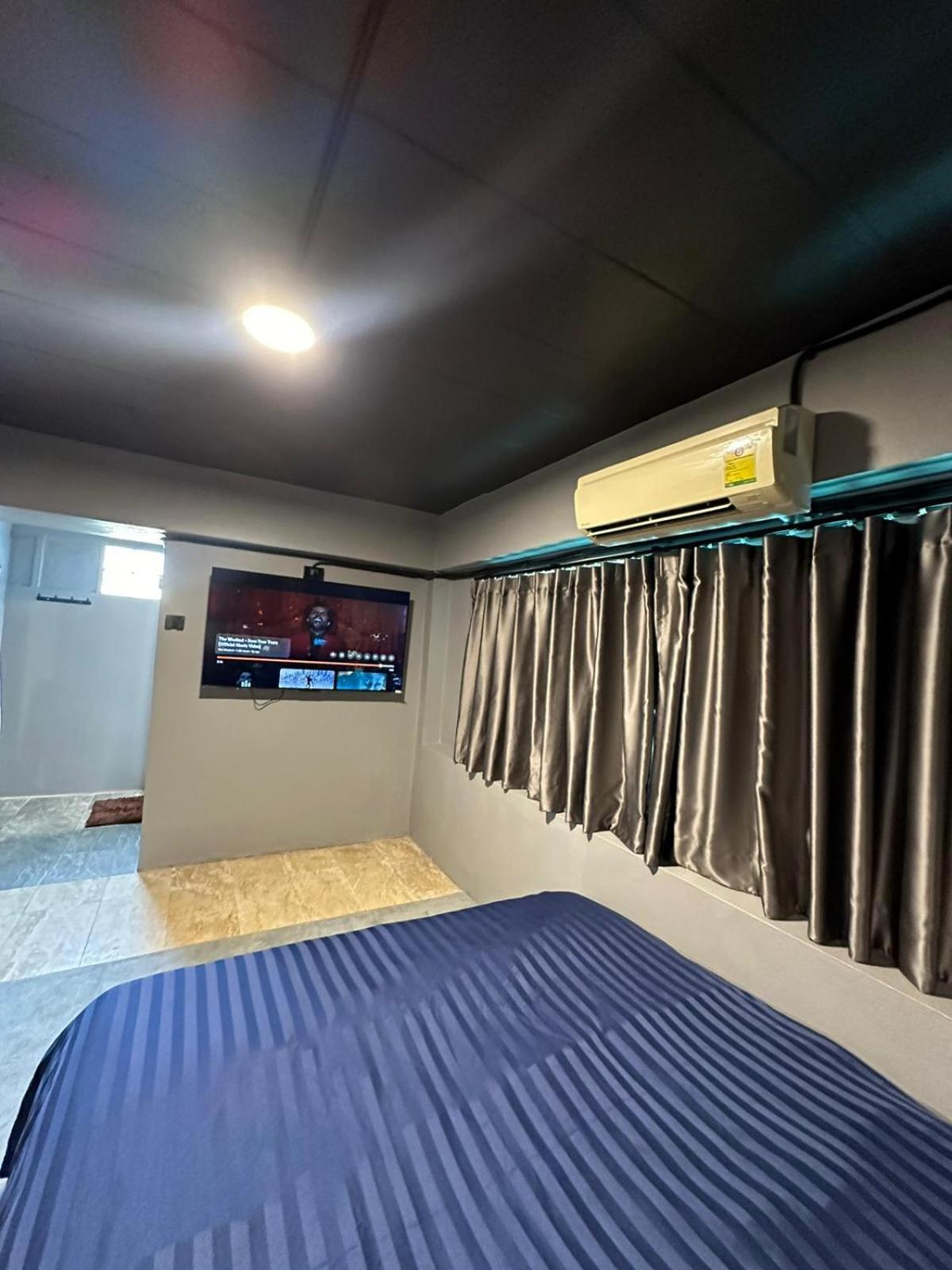 Champagne Hostel & Cafe Паттайя Экстерьер фото